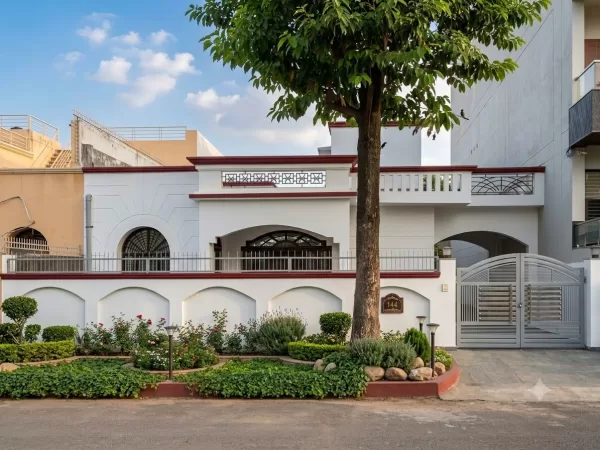 Vrindavan Awash Vikash Sec 11 में 3200 Sqft का Condition House